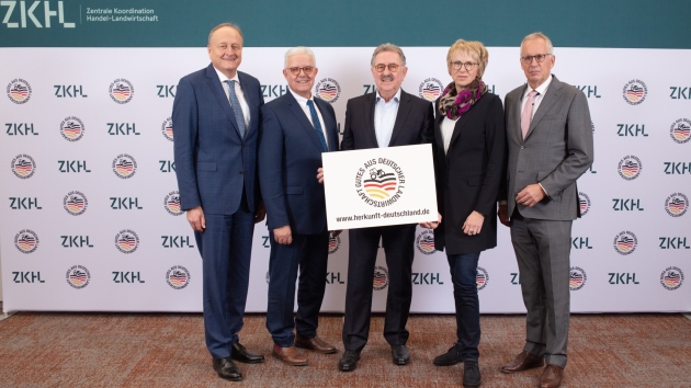 Neues Label für Erzeugnisse der deutschen Land- und Ernährungswirtschaft - Vorstand der ZKHL (v.l.): Joachim Rukwied (Präsident DBV), Friedrich-Otto Ripke (Präsident ZDG), Josef Sanktjohanser (Vorsitzender, Ehrenpräsident HDE), Dagmar Klingelhöller (Vorstand Netzwerk Agrar), Dr. Henning Ehlers (Hauptgeschäftsführer DRV, in Vertretung für Franz-Josef Holzenkamp) - Quelle: Zentrale Koordination Handel Landwirtschaft e.V./Tanja Schnitzler